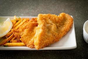 fish and chips - gebakken visfilet met aardappelchips foto