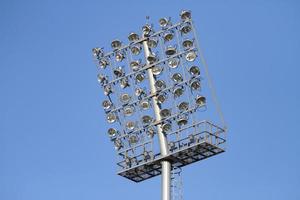 lichtapparatuur in stadion foto