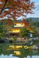 mooi van de kinkakuji-tempel of het gouden paviljoen in het herfstgebladerteseizoen, oriëntatiepunt en beroemd om toeristische attracties in Kyoto, Kansai, Japan foto
