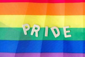 LGBT-regenboogvlag op witte achtergrond. ondersteuning van lesbische, homoseksuele, biseksuele, transgender en queer gemeenschap en het concept van de trotsmaand foto