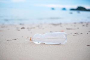 plastic flessenafval op het strand. ecologie, milieu, vervuiling en ecologisch probleemconcept foto
