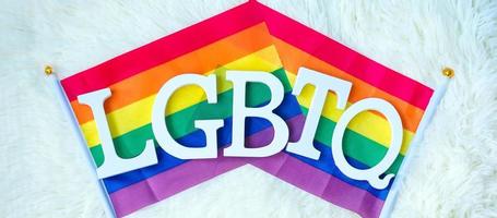 LGBT-regenboogvlag op witte achtergrond. ondersteuning van lesbische, homoseksuele, biseksuele, transgender en queer gemeenschap en het concept van de trotsmaand foto