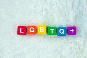 LGBT-regenboogblok op witte achtergrond. ondersteuning van lesbische, homoseksuele, biseksuele, transgender en queer gemeenschap en het concept van de trotsmaand foto