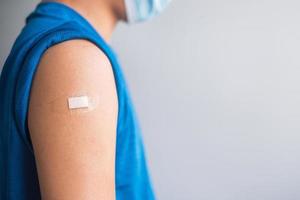 gelukkige man die duim toont na ontvangst van vaccin. vaccinatie, immunisatie, inenting en pandemie van het coronavirus foto