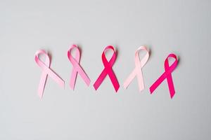 oktober borstkanker bewustzijn maand, roze lint op grijze achtergrond voor het ondersteunen van mensen die leven en ziekte. internationaal vrouwen-, moeder- en wereldkankerdagconcept foto