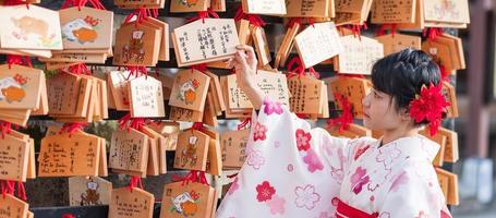 jonge vrouwentoerist die kimono draagt in de tempel van kiyomizu dera, kyoto, japan. Aziatisch meisje met haarstijl in traditionele Japanse kleding in het herfstgebladerteseizoen foto