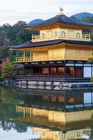 mooi van de kinkakuji-tempel of het gouden paviljoen in het herfstgebladerteseizoen, oriëntatiepunt en beroemd om toeristische attracties in Kyoto, Kansai, Japan foto