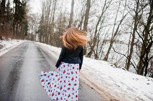 stijlvol meisje in leren jas op winterdag op weg. foto