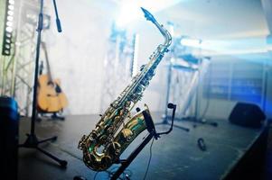 saxofoon achtergrondmuzikant podium met verlichting. foto