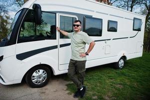 man in zonnebril reizen op camper rv camper. foto