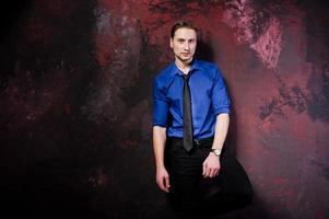 studioportret van stijlvolle man, draag op blauw shirt en stropdas. foto