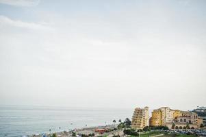 adembenemend uitzicht op het kleine mediterrane stadje met stranden aan zee. foto