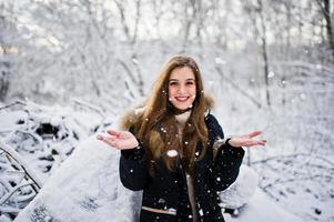 mooie brunette meisje in warme winterkleding. model op winterjas. foto