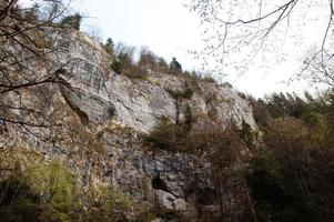 verkent bij punkva-grotten buiten in de buurt van rotsen, tsjechische republiek. foto