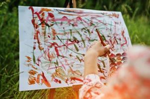 close-up foto van vrouwelijke hand schilderen op het papier met aquarellen.