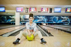 meisje met bowlingbal op steegje gespeeld bij bowlingclub. foto