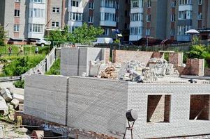 bakstenen huis wordt gebouwd in de stad. foto