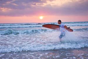 surfer draait op kust in Indonesië foto