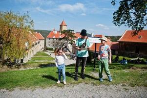 kinderen op een tour kijken naar de kaart van het kasteel van veveri, tsjechische republiek. foto