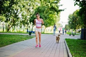 sport meisje slijtage op witte korte broek en shirt uitgevoerd in het park. foto