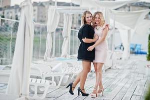 twee meisjes poseerden op vrijgezellenfeest op de pier van het strand. foto