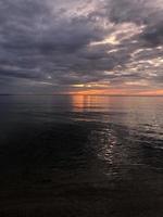 zonsondergang met uitzicht op het strand foto