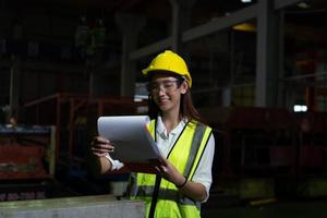 de vrouwelijke manager werkt in het auditveld. ze werkt om de kwaliteit van het werk in zware industriële fabrieken te controleren foto