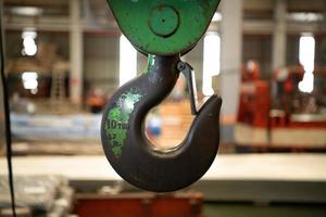 metalen haken voor zware industriële hijstoepassingen. foto