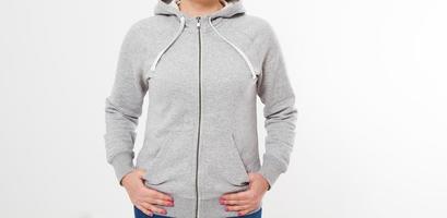 vrouw in grijs sweatshirt, hoodies. witte achtergrond - grijze trui hoodie mockup bijgesneden afbeelding foto