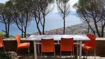 tafels van een restaurant in een tuin met prachtig uitzicht op zee, in het achterland van westelijk ligurië in borgio verezzi foto