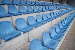 blauwe stoelen in een stadion foto