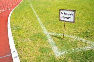 voetbalveld met bord niet betreden foto