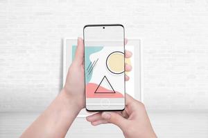 kijken naar een kunsttentoonstelling van schilderijen via een augmented reality app-concept. vrouw met smartphone en foto over elkaar heen