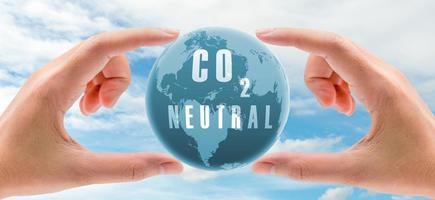CO2-neutraal concept. hand met co2 neutraal in globe kaart op blauwe lucht en witte wolken achtergrond. milieu Dag. CO2-neutrale webbanner. milieu kwestie. wereldwijd concept van koolstofneutraliteit. foto