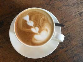 koffiekopje warme koffie op houten tafel foto