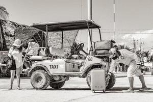holbox quintana roo mexico 2021 golfkar taxi auto's karren en service pier holbox mexico. foto