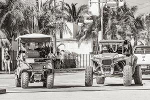 holbox quintana roo mexico 2021 golfkar taxi auto's karren en buggy pier holbox mexico. foto