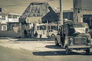 chiquila quintana roo mexico 2021 blauwe auto-riksja tuk tuk puerto de chiquila in mexico. foto