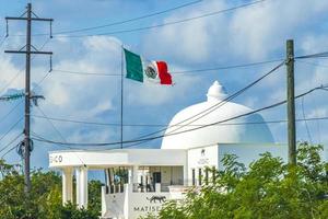 puerto aventuras quintana roo mexico 2022 mexicaanse groen wit rode vlag bij het bouwen van puerto aventuras mexico. foto