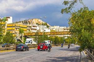 athene attica griekenland 2018 typische straat weg gebouwen auto's in griekenland hoofdstad athene griekenland. foto