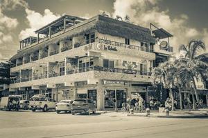 tulum quintana roo mexico 2022 typische kleurrijke straat wegverkeer auto's palmen van tulum mexico. foto