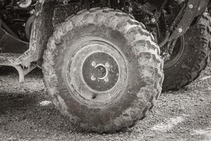 vuile wielen en banden van quads in jungle mexico. foto