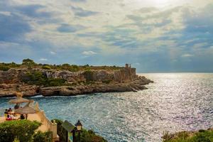 cala figuera mallorca spanje 2018 uitzicht op baai en torre d en beu cala figuera. foto