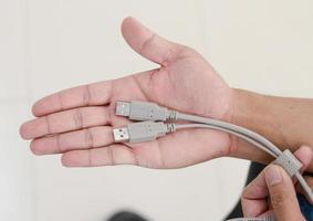 hand met usb-kabel hub foto