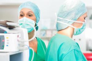 chirurgen die patiënt opereren in operatiekamer foto