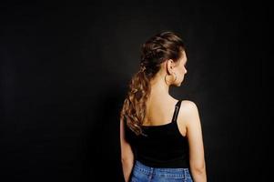 studio portret van back hairdress brunette meisje op zwarte achtergrond. foto
