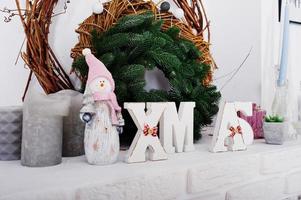 x-mas woord decor met krans. gelukkig wintervakantie concept. foto