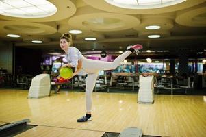 meisje met bowlingbal op steegje gespeeld bij bowlingclub. foto