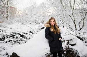 mooie brunette meisje in warme winterkleding. model op winterjas. foto