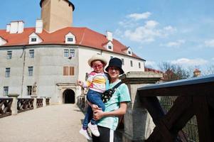 broer met zusje in handen bij veveri castle, tsjechische republiek. foto